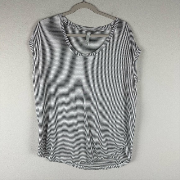 Athleta White Black Striped Cloudlight Stratus Short Sleeve Tee Size Medium - Picture 1 of 6